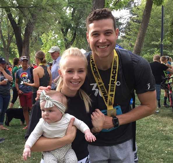 弗雷戴特铁汉柔情:CBA砍分如探囊取物,变身晒娃狂魔 弗雷戴特深情亲吻女儿的额头,小女孩眯着眼睛享受爸爸的宠爱,这一亲昵动作充满了父爱的温度