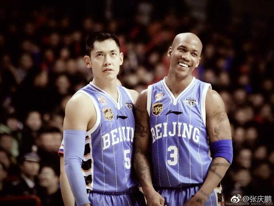 张三疯致敬独狼:战场变换情谊永存,马布里精神永不落幕 身披北京队战袍的马布里在退役之夜深情拥抱好友张庆鹏,两人眼中满是不舍与对往昔峥嵘岁月的回忆