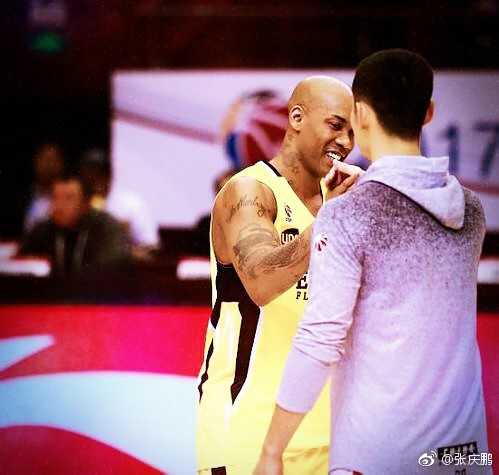 张三疯致敬独狼:战场变换情谊永存,马布里精神永不落幕 北京首钢队期间,张庆鹏在命中关键三分后与马布里激情撞胸庆祝,怒吼的张三疯与冷静的马政委形成完美互补