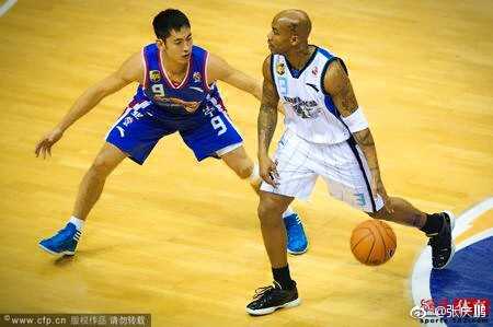 张三疯致敬独狼:战场变换情谊永存,马布里精神永不落幕 赛后,张庆鹏与马布里在场中央紧紧握手,两人面带微笑,用男人的方式告别,这一握象征着一段传奇的终结和新篇章的开始