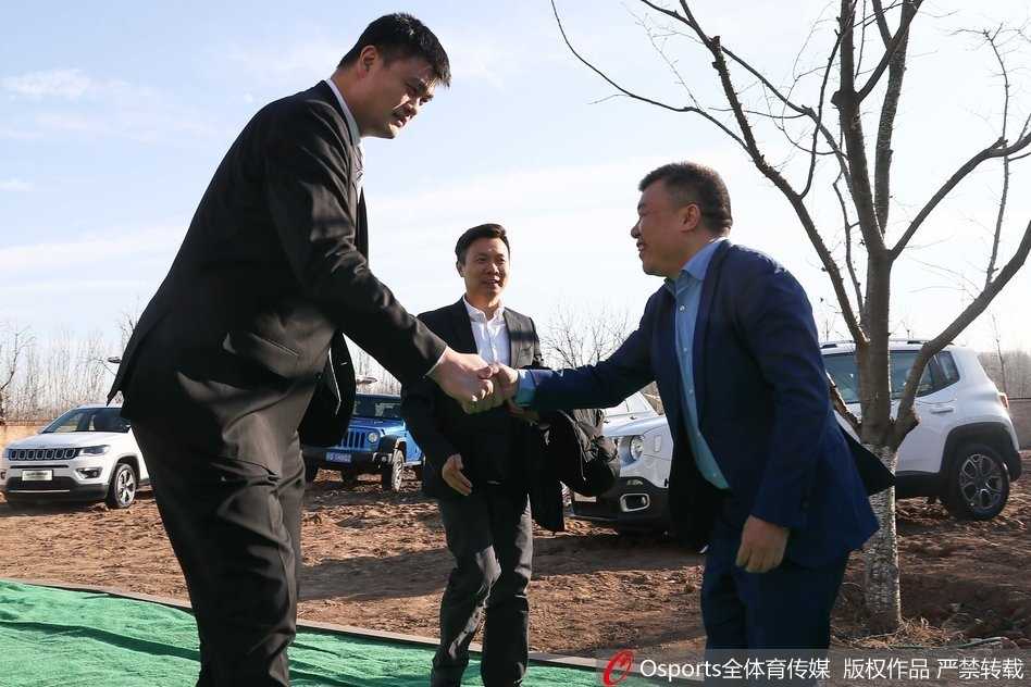 强强联手开启全新征程 姚明助阵Jeep与CBA携手前行 身着一袭深色西装的姚明,在发布会现场露出标志性的“姚氏笑容”,眼神中满是对未来合作的期许与坚定。