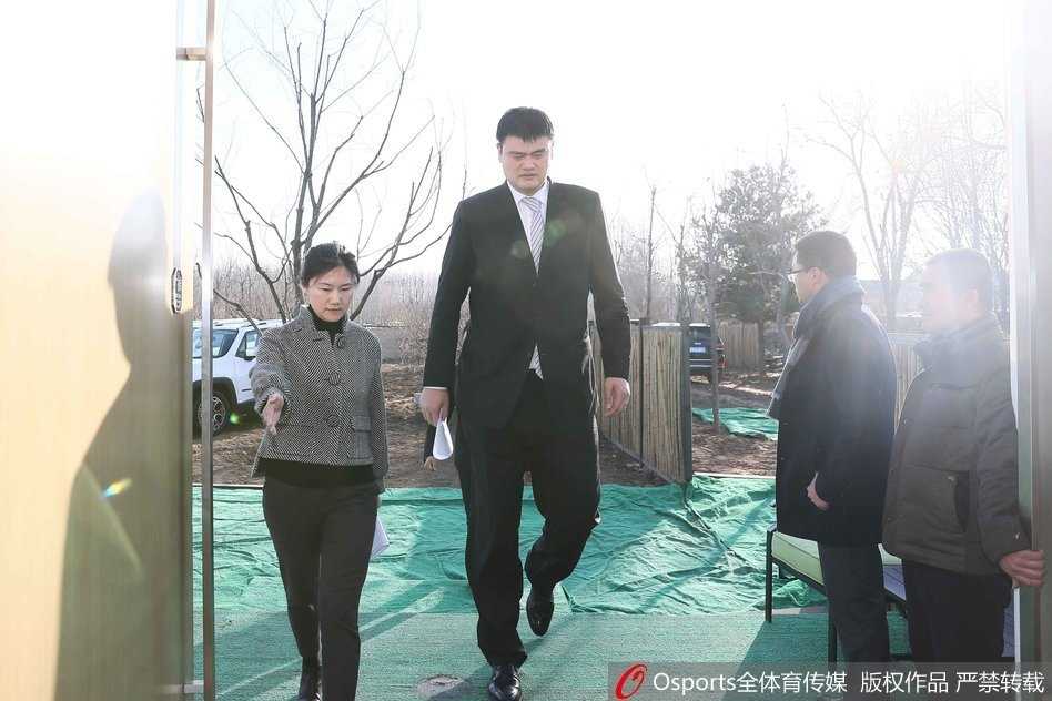 强强联手开启全新征程 姚明助阵Jeep与CBA携手前行 在聚光灯的照耀下,姚明与Jeep品牌高层的手紧紧握在一起,这一握,象征着专业SUV技术与顶级篮球IP的正式结盟。