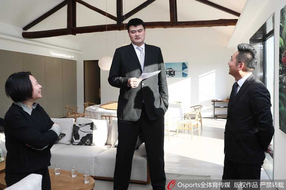 强强联手开启全新征程 姚明助阵Jeep与CBA携手前行 姚明接过Jeep品牌方赠送的精致车模,他微微低头端详,仿佛在思考这辆“全能伙伴”将如何助力CBA联赛开启新篇章。