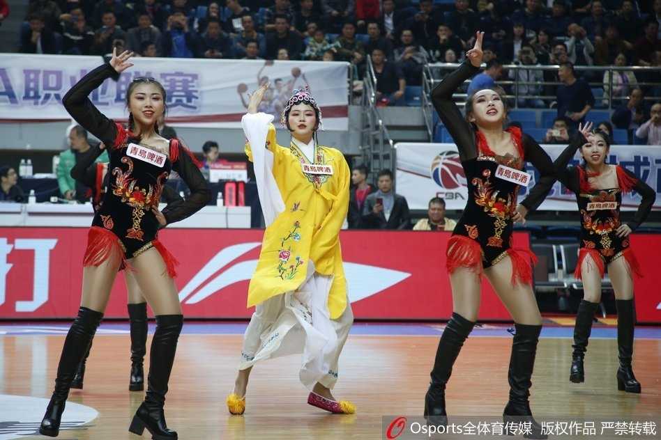 当国粹邂逅篮坛:福建篮球宝贝戏曲服饰演绎别样助威风采 表演结束后,篮球宝贝们在通道口合影留念,她们手持助威花,摆出优雅的戏曲姿势,将这一夜的精彩永远定格在镜头之中。