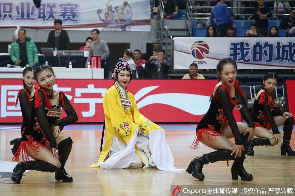 当国粹邂逅篮坛:福建篮球宝贝戏曲服饰演绎别样助威风采 几位篮球宝贝身着华丽戏曲服饰,头戴精美头面,在球场中央摆出戏曲亮相身段,身后的观众席座无虚席,传统与时尚在此刻交汇。