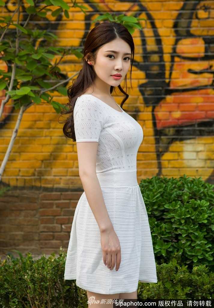 徐冬冬身着一袭丝缎白裙侧身回眸，裙摆轻拂地面，眼神中既有少女的清澈又藏着御姐的深邃，宛如月光织就的梦境。