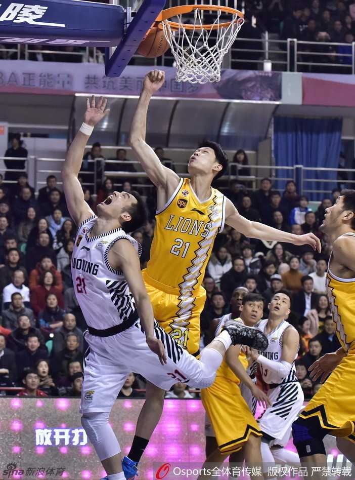 廉明借掩护强行持球杀入内线，眼神坚毅，展现出辽宁锋线不可或缺的冲击力