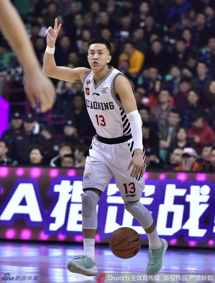 李春江指导在场边大声指挥，手势丰富，眼神如炬，彰显冠军教头风范