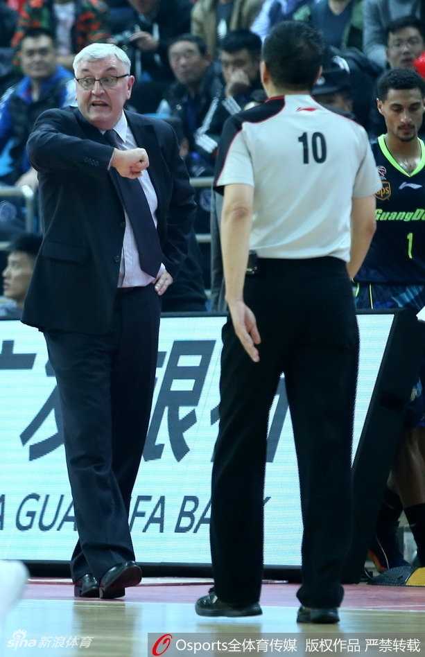 尤纳斯在场边被助理教练拉住，但他依然无法平息怒火，身体前倾，手指着球场方向，口中念念有词，试图挣脱阻拦继续向裁判讨要说法。