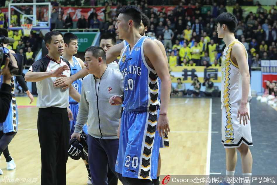 广厦队主教练李春江并未冲向冲突中心，而是冷静地站在技术台前，双手比划着与裁判进行交涉。