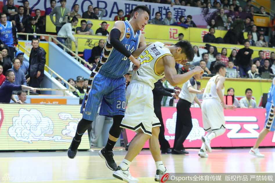 冲突瞬间升级，翟晓川右手挥拳击向林志杰，林志杰身体后仰，双方球员蜂拥而上试图将两人隔开。