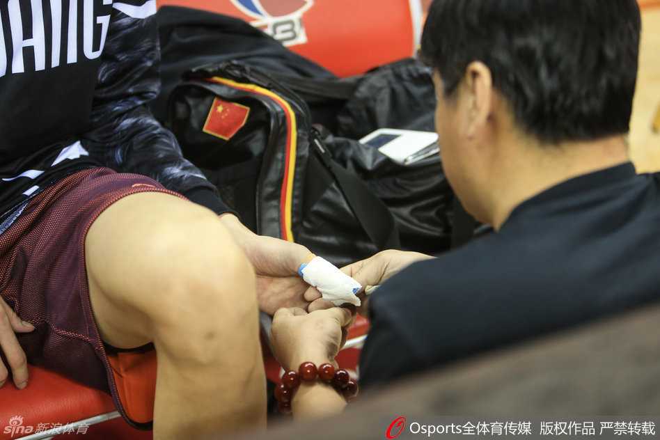 总决赛浴血奋战,周琦拇指骨折坚持训练 训练间歇,周琦向队医展示受伤的左手,并接受检查,确认伤处情况,面露些许不适
