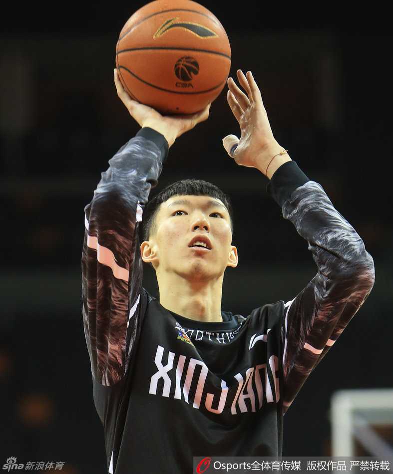 总决赛浴血奋战,周琦拇指骨折坚持训练 训练场另一端,罗旭东在默默练习投篮,阿不都沙拉木和可兰白克·马坎表情轻松地交谈,新疆队内气氛融洽