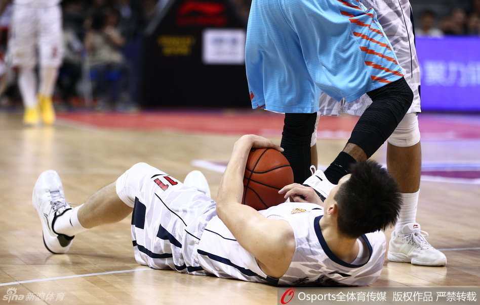 比赛刚开始，双方球员就展开了高强度的身体对抗，赵睿在防守中与亚当斯寸步不让，眼神里充满了对胜利的渴望与杀气。