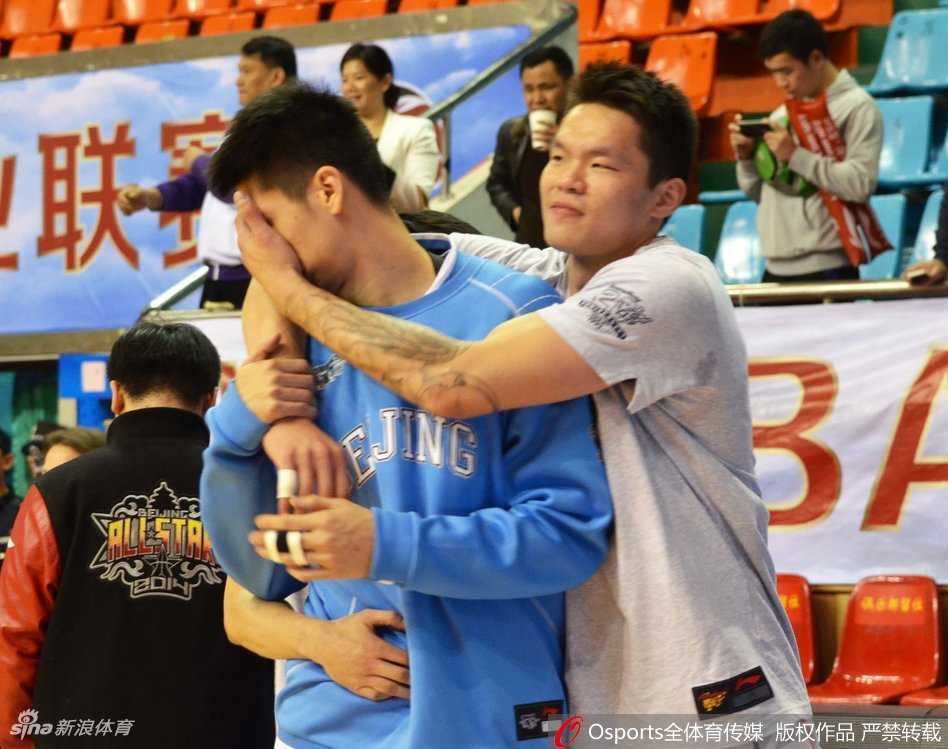 情人節不只是男女專屬,男男「虐狗」同樣甜到膩歪 兩人身穿休閒家居服,在臥室裡互相打鬧、笑作一團,畫面捕捉到了他們最真實、最放鬆的一面,那種發自內心的快樂極具感染力。