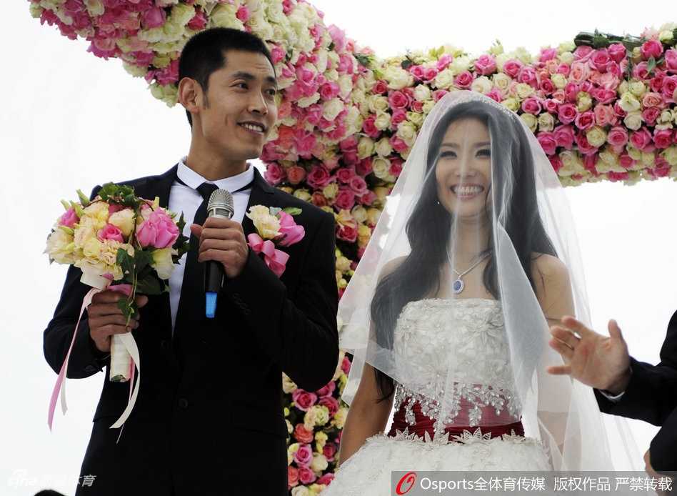 情定抛物线:中国篮坛那些比总冠军更甜的爱情瞬间 一对白发苍苍的老教练夫妇在球场边指导小球员,岁月染白了头发,却带不走他们对篮球共同的热爱。