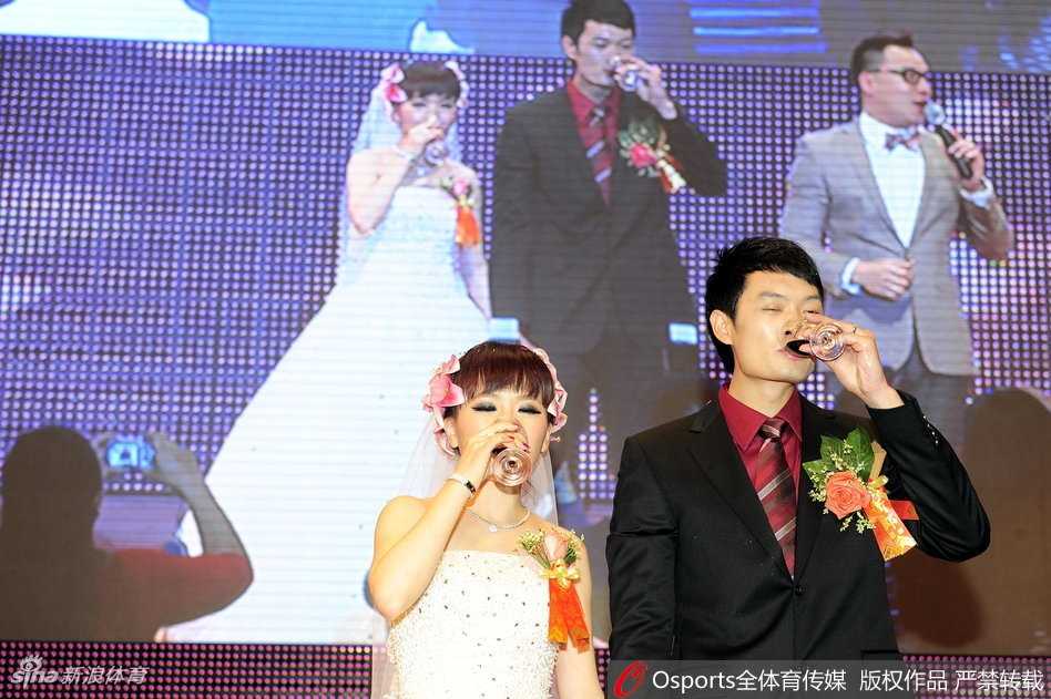 情定抛物线:中国篮坛那些比总冠军更甜的爱情瞬间 空旷的球馆内,一对恋人坐在球场中央背靠背,头顶的灯光洒下,将他们的影子拉得很长很长。