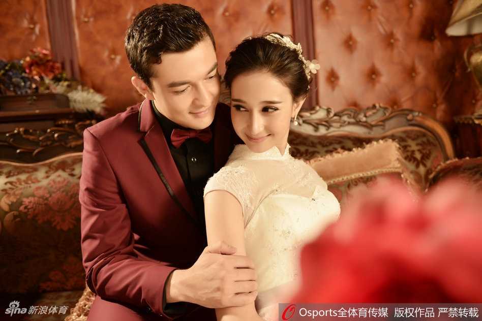 情定抛物线:中国篮坛那些比总冠军更甜的爱情瞬间 吴冠希手持玫瑰在赛场边等待,阳光洒在他帅气的侧脸上,仿佛童话里走出的白马王子。