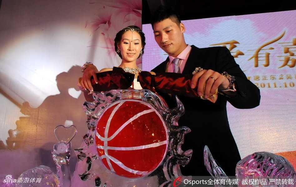 情定抛物线:中国篮坛那些比总冠军更甜的爱情瞬间 细雨蒙蒙的街角,高大的运动员为身旁的女孩撑起一把小伞,两人肩膀紧靠,画面温馨而朦胧。