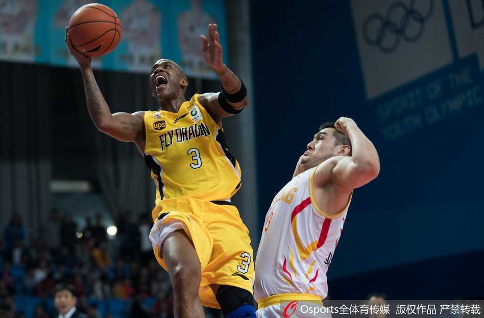 底线球发出的瞬间，数名球员同时跃起争抢，高度与力量的比拼在这一刻凝固成永恒的战斗画面。