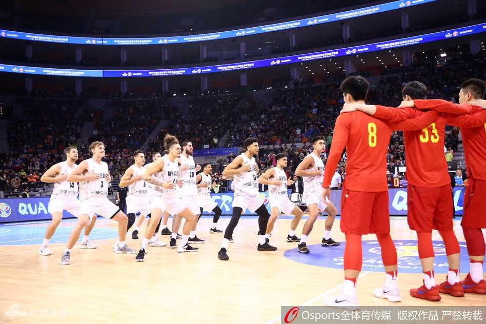 黑衣战士们半蹲着马步，眼神凌厉如鹰隼，整齐划一的抬手动作仿佛瞬间凝固了时间，一股无形的威严之气扑面而来。