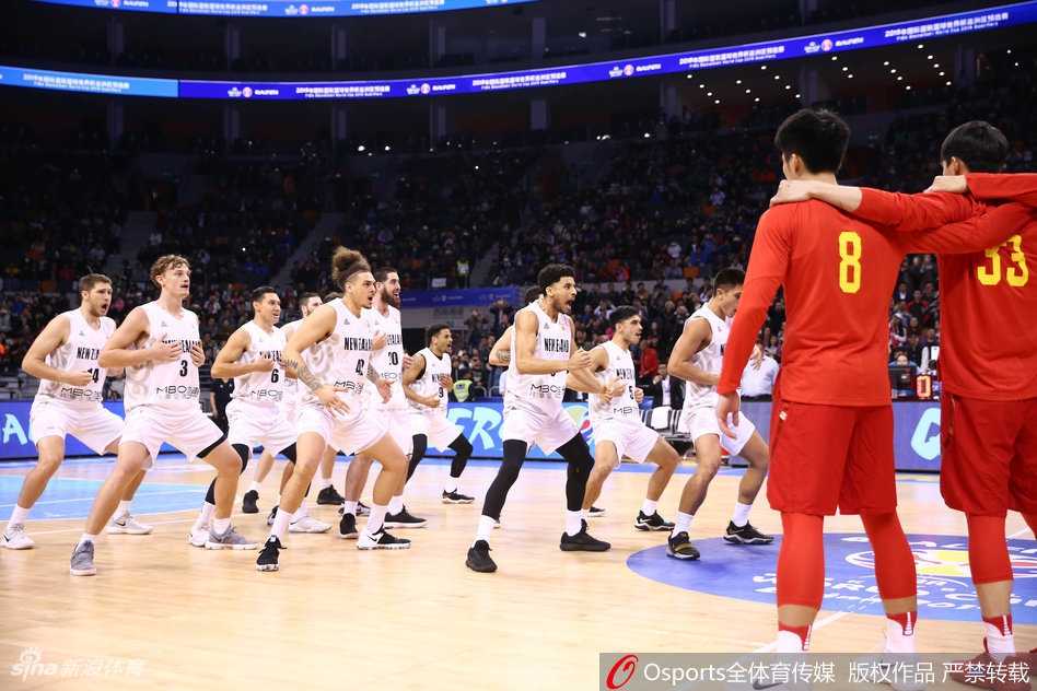 镜头特写下，一名队员的面部肌肉紧绷，舌尖外露的传统挑衅动作充满了原始的野性张力，仿佛在向对手发出最直接的灵魂拷问。