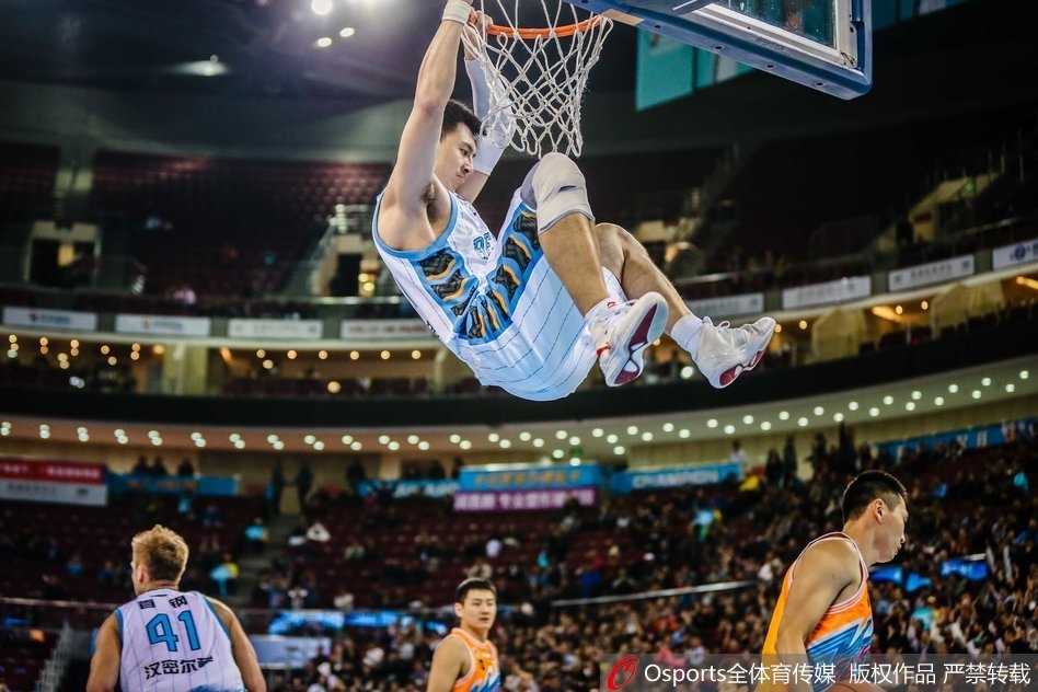 郭艾伦如猎豹般撕破青岛防线，在长人丛林中轻巧挑篮，指尖拨动的不仅是篮球，更是青春的旋律。