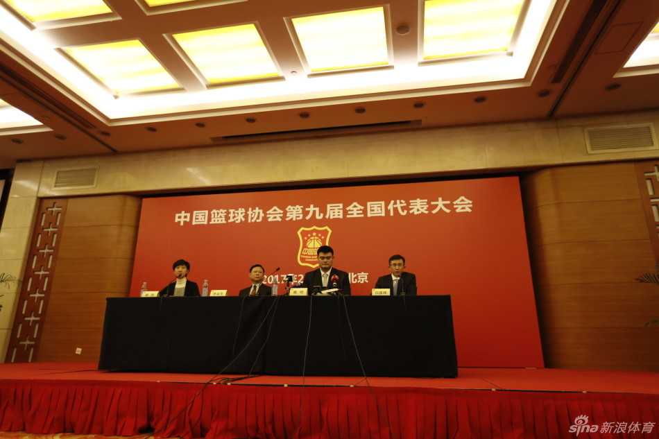 姚明与身旁的参会代表边走边谈，尽管只是背影，但那份沉稳与担当已透过画面传递出来