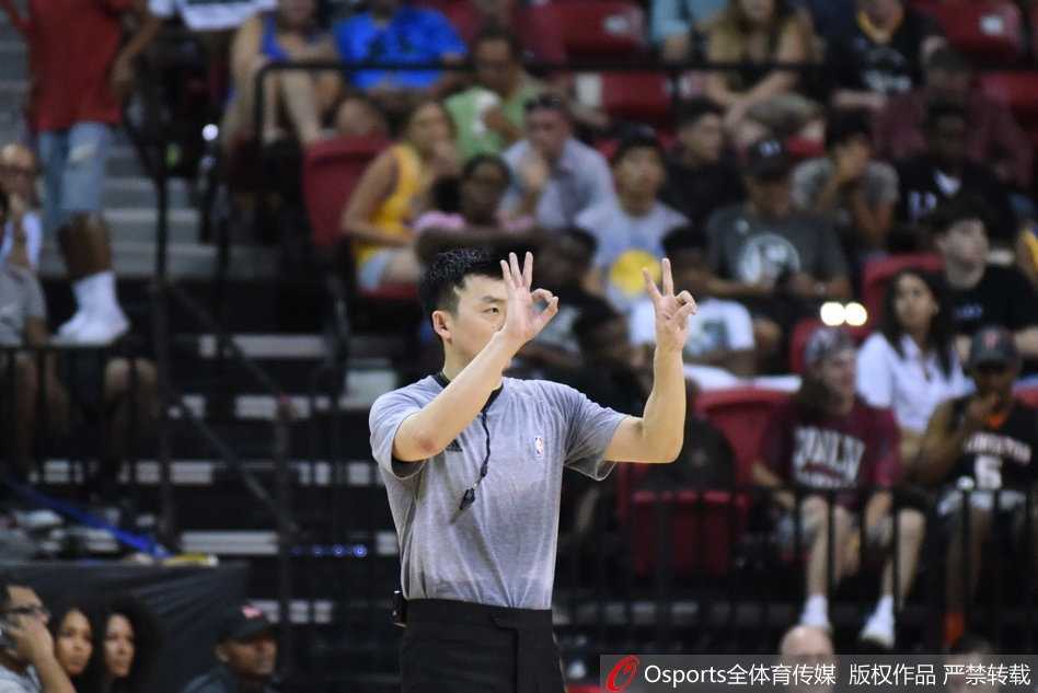 执法NBA夏季联赛的中国第一哨:张潇的破冰之旅 张潇在NBA夏季联赛中果断做出专业判罚手势