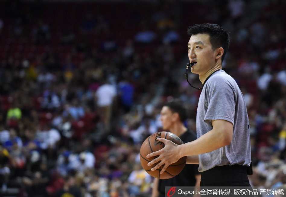 执法NBA夏季联赛的中国第一哨:张潇的破冰之旅 张潇场下表情坚毅,眼神透露出自信与沉稳