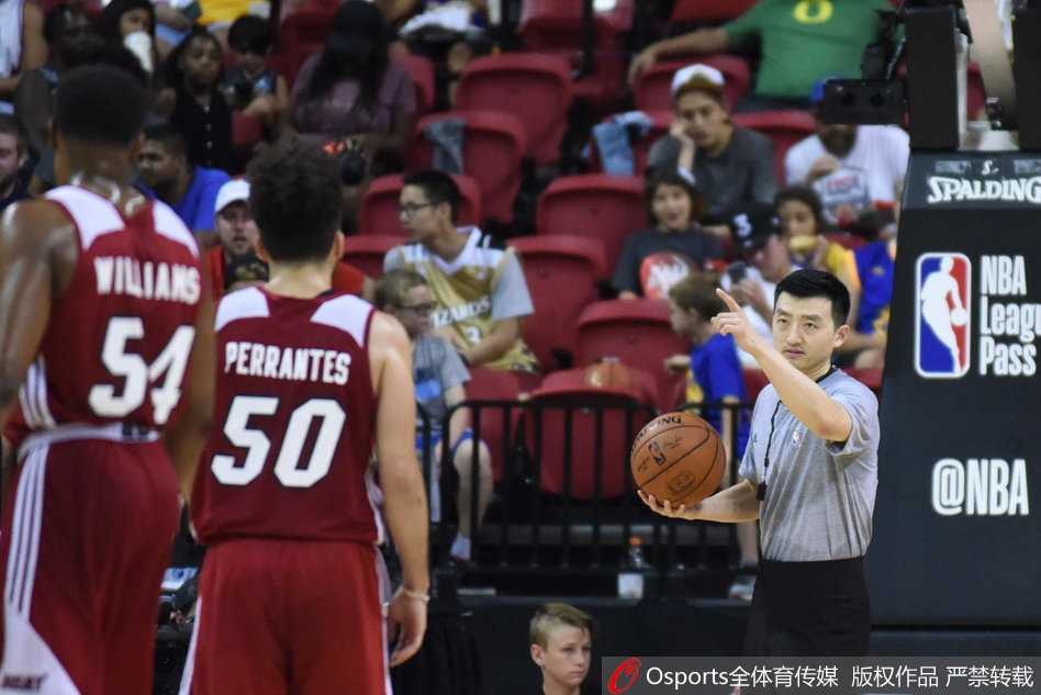 执法NBA夏季联赛的中国第一哨:张潇的破冰之旅 张潇在NBA夏季联赛赛场边目光如炬,专注凝视比赛动态