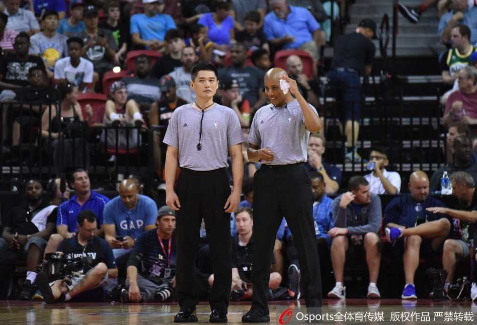 执法NBA夏季联赛的中国第一哨:张潇的破冰之旅 张潇在CBA赛场上专注执裁,神情严肃