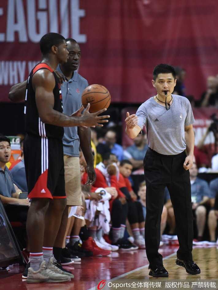执法NBA夏季联赛的中国第一哨:张潇的破冰之旅 张潇在NBA夏季联赛场上认真执法,汗水浸透衣衫