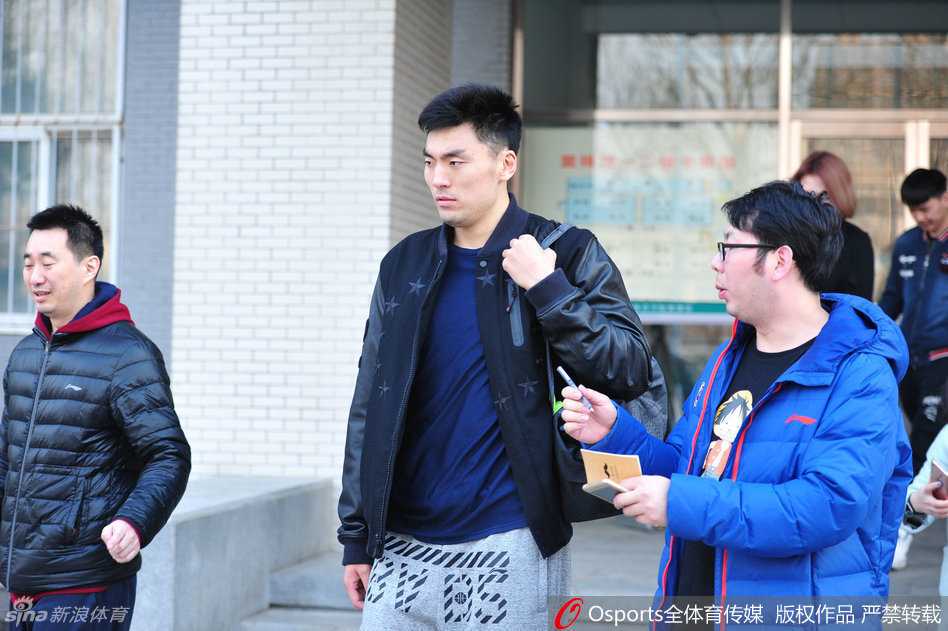 场边的辽宁男篮工作人员神情紧张地注视着场内，有人双手合十默默祈祷，有人紧握拳头为李晓旭捏一把汗。