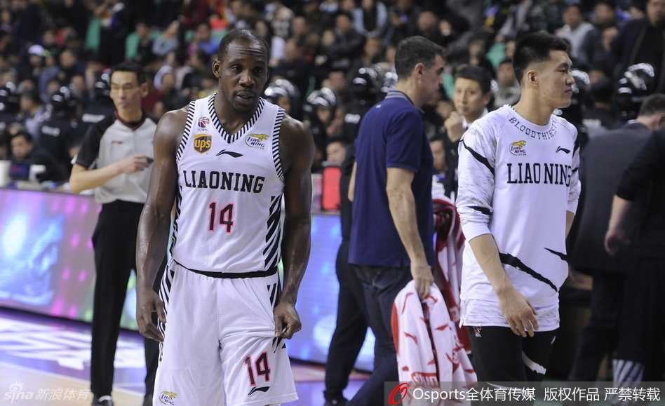 队长杨鸣神情凝重地望向远方，眼中充满了对赛季结束的不舍和对未能走得更远的深深遗憾