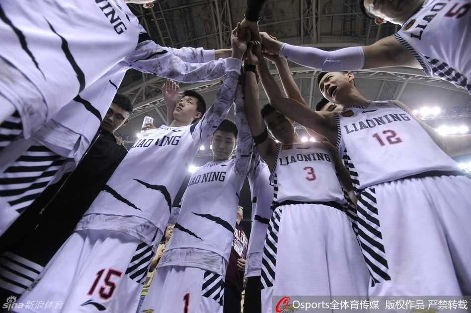 赛后，赵继伟坐在场边久久不愿离去，他再次用球衣掩面，沉浸在失利的巨大悲伤中，让人动容