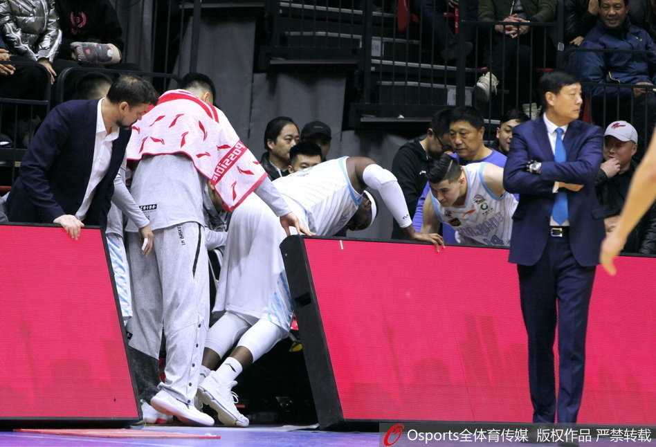 终场哨响，新疆队员紧紧围住获胜功臣亚当斯庆祝这来之不易的胜利，而背景深处，北京队的翟晓川无奈地低下头，巨大的失落感写在这位带伤作战的硬汉脸上。