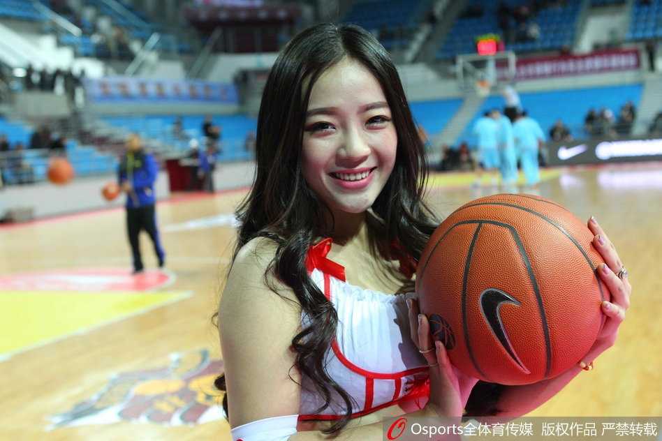 护士节特辑:当篮球宝贝换上白衣天使的制服,赛场绽放别样温情 表演结束后,女孩们簇拥在一起合影留念,她们身后是巨大的篮球场。护士服与场馆内的运动元素形成鲜明对比,记录下这个属于她们和护士节的特别夜晚。
