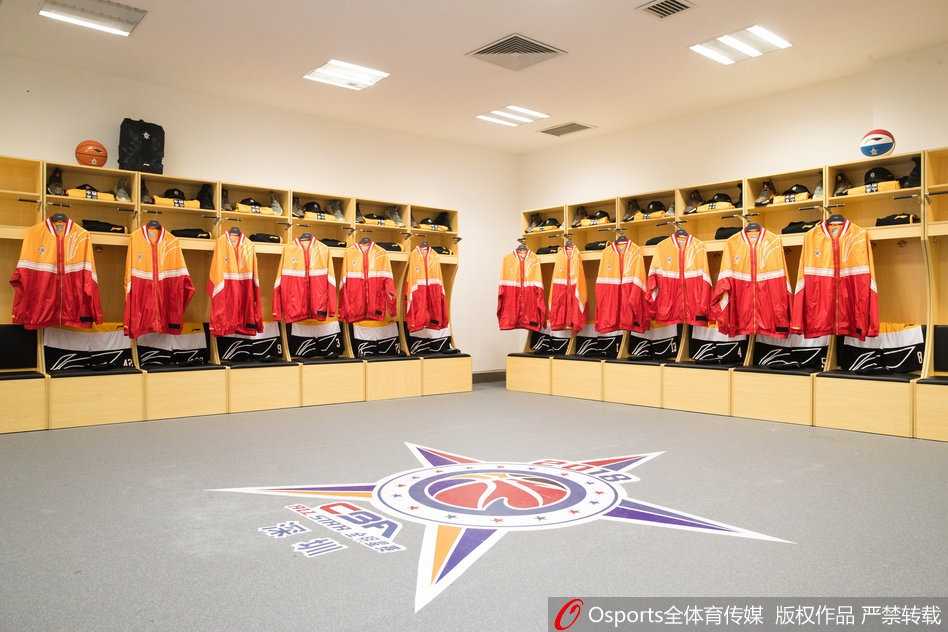 探秘全明星幕后:深圳更衣室里的荣耀与隐忧 更衣室的一角,李宁韦德之道6代与驭帅11战靴错落摆放,鞋底还残留着地板防滑胶的印记,它们是无言的功臣,见证了每一次突破与跳跃。