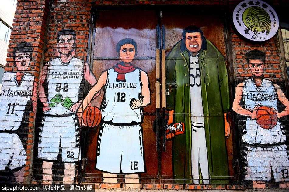 整面漫画墙的全景，几位辽篮主力一字排开，仿佛在沈阳的冬日街头组成了一道最坚固、也最亲切的‘篮球防线’。