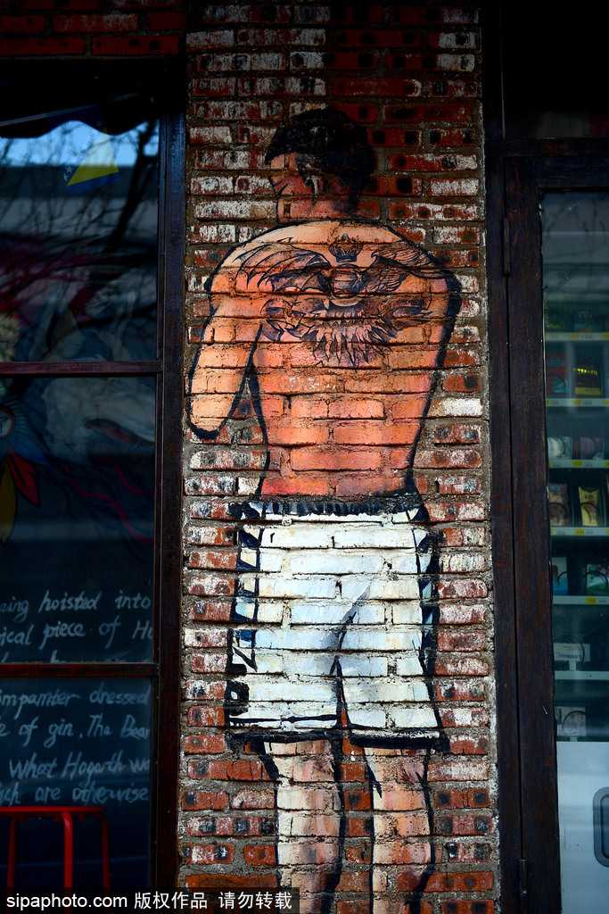 杨鸣裹着厚厚的围脖，眼神依旧帅气逼人，但在这幅漫画里，更多了几分在东北寒风中屹立不倒的冷峻与坚毅。