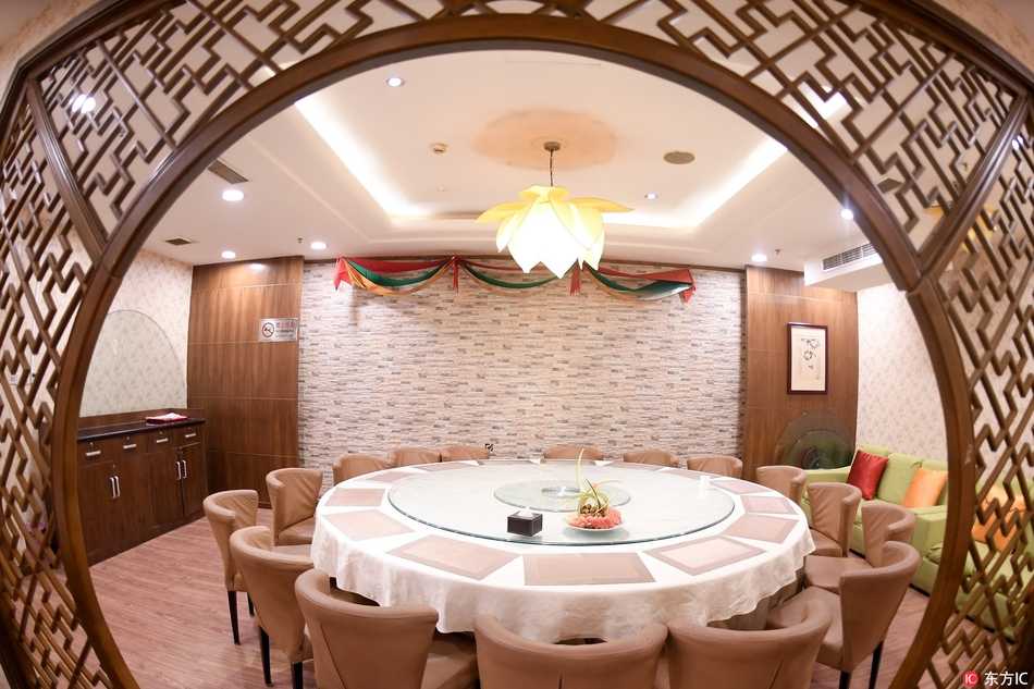 探秘首钢男篮餐厅:舌尖上的CBA冠军滋味 推开首钢队餐厅的大门,仿佛走进了一家格调高雅的星级酒店,暖黄的灯光映衬着整洁的大圆桌,静待着凯旋的将士们。