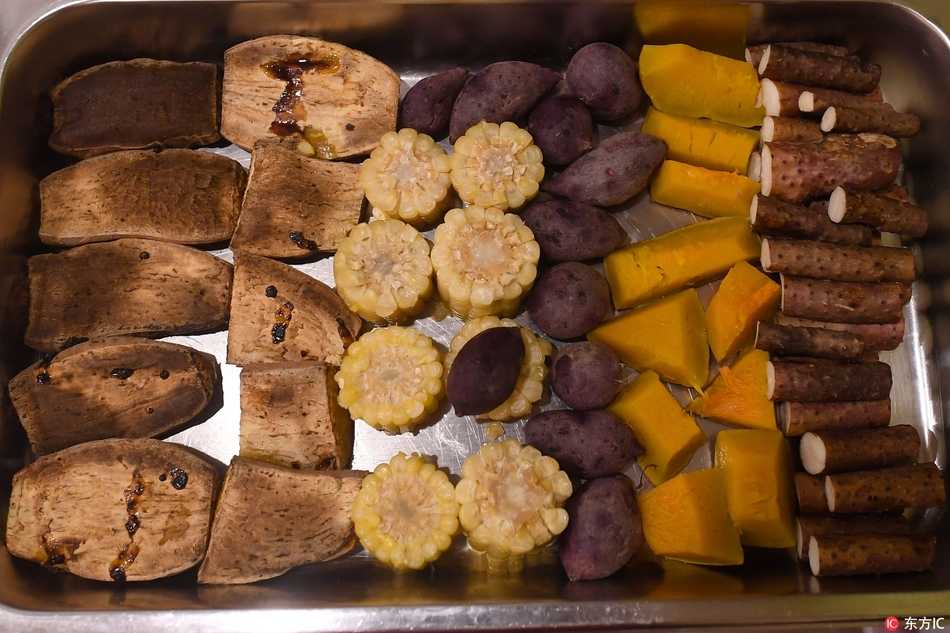 探秘首钢男篮餐厅:舌尖上的CBA冠军滋味 不锈钢餐格里整齐码放着热气腾腾的炖菜和炒菜,营养与美味被巧妙地融合在这看似平常的一盘盘佳肴中。