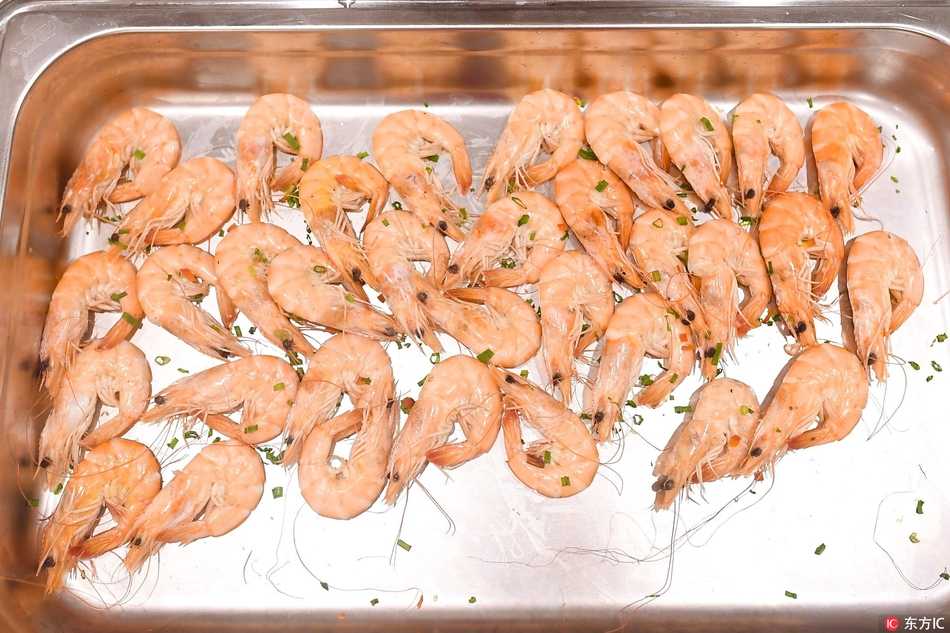 探秘首钢男篮餐厅:舌尖上的CBA冠军滋味 餐台上琳琅满目,从翠绿的时蔬到诱人的荤菜,色彩斑斓,热气腾腾,像是为运动员们特别定制的能量补给站。