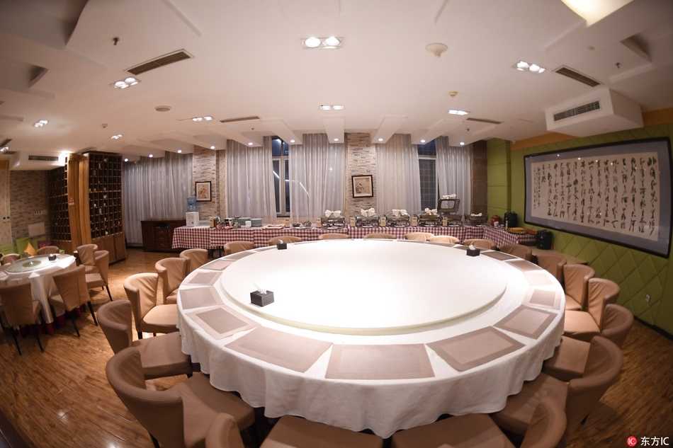 探秘首钢男篮餐厅:舌尖上的CBA冠军滋味 两名身穿白色工作服的服务员面带微笑,随时准备为就餐的球员们提供服务,每一个细节都透露着专业与关怀。