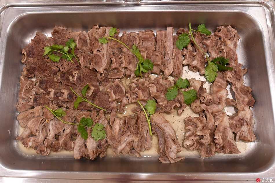 探秘首钢男篮餐厅:舌尖上的CBA冠军滋味 一颗颗晶莹剔透的荔枝摆放成精致的造型,新鲜的水果不仅是味蕾的调剂,更是补充维生素和膳食纤维的必需品。