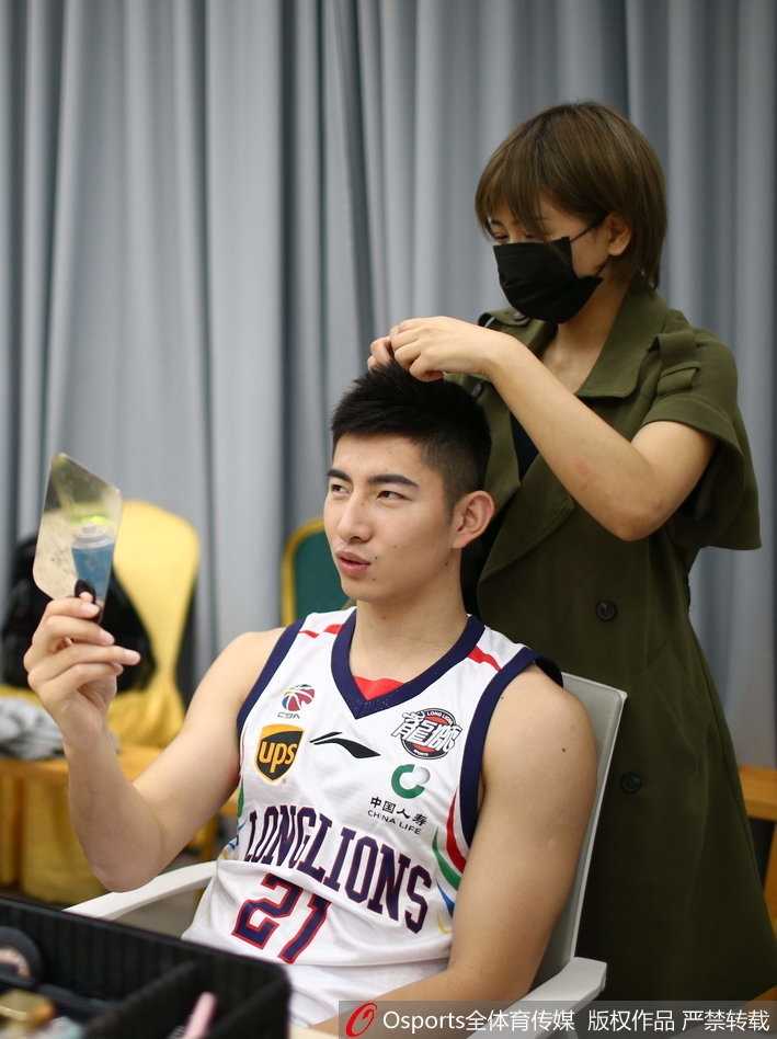 拍摄间隙，球员们围在一起说笑打闹，这支刚刚完成大换血的球队，在化妆间里已经培养出了亲如一家的兄弟情谊。