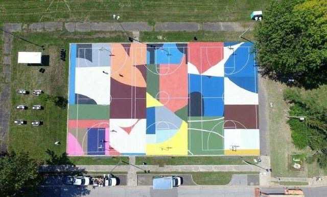 俯瞰创意篮球场，几何图案与鲜艳色块拼接，仿佛现代艺术品