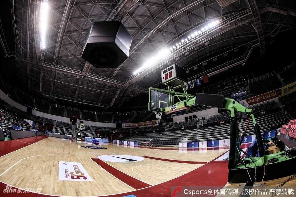 探访韩国高阳战场,男篮红队客场力克宿敌书写新篇章 赛前适应场地时,中国球员在进行传接球练习,篮球在地板和球员之间快速传递,团队的默契在安静中凝聚