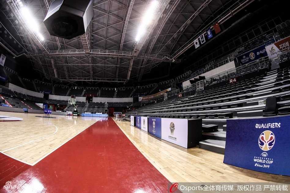 探访韩国高阳战场,男篮红队客场力克宿敌书写新篇章 赛前空旷的看台上,挂着写有韩文“大韩民国”的横幅,见证着即将到来的中韩两队间的又一次激烈碰撞